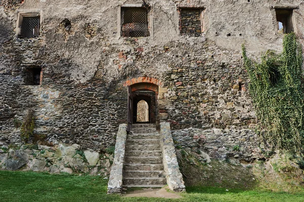 Stone staircase and the entrance to the medieval castle — Stock Photo, Image