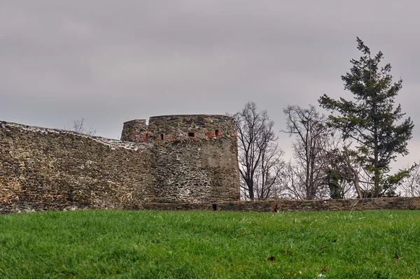 As ruínas de pedra de um castelo medieval — Fotografia de Stock