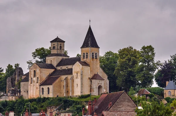 Église médiévale et bâtiments en pierre — Photo