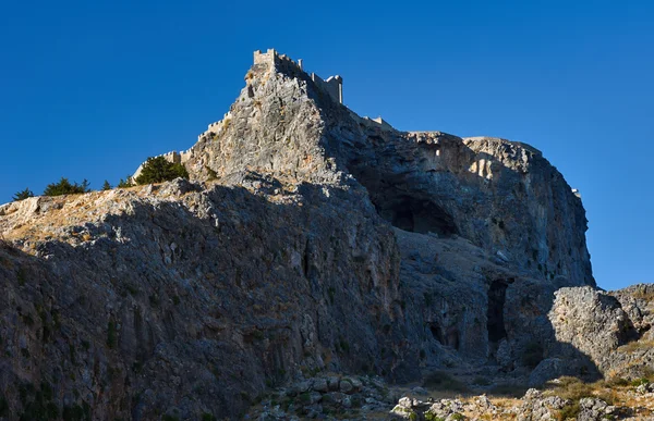 Mittelalterliche Befestigungsanlagen auf dem Felsen — Stockfoto