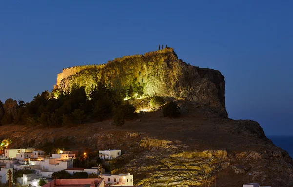 Des fortifications médiévales au sommet d'un rocher — Photo