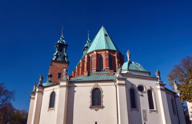 Bazilika Başpiskoposluk kuleleri