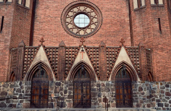 Der Eingang zur neugotischen, evangelischen Kirche — Stockfoto