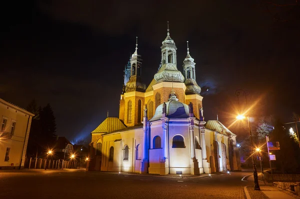 Torens van de kathedraal kerk in avond — Stockfoto