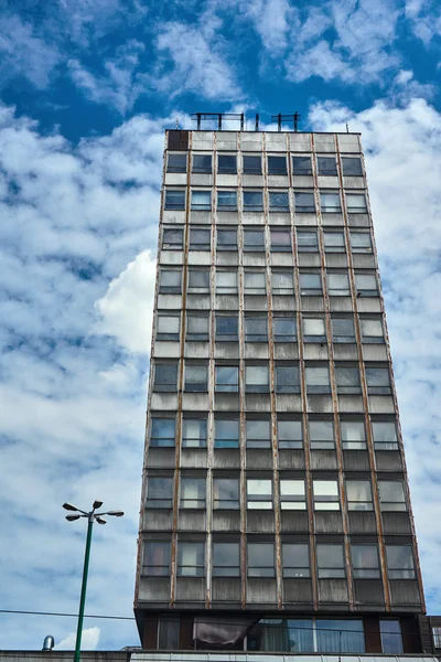 A fachada do edifício de escritórios moderno — Fotografia de Stock