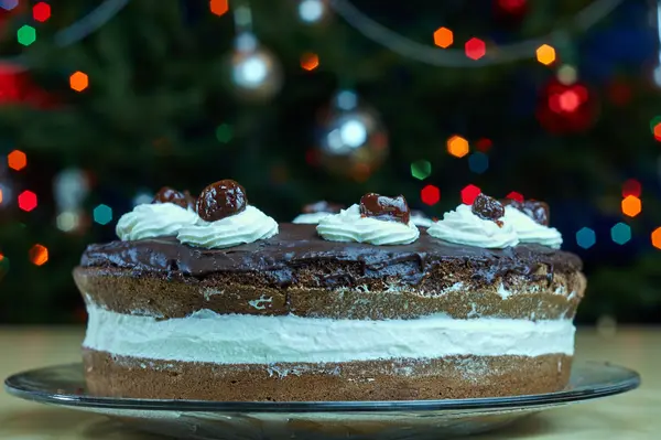 Bolo de chocolate com chantilly — Fotografia de Stock