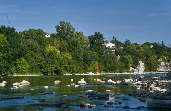 Montagne rocciose sul fiume Ardeche — Foto Stock