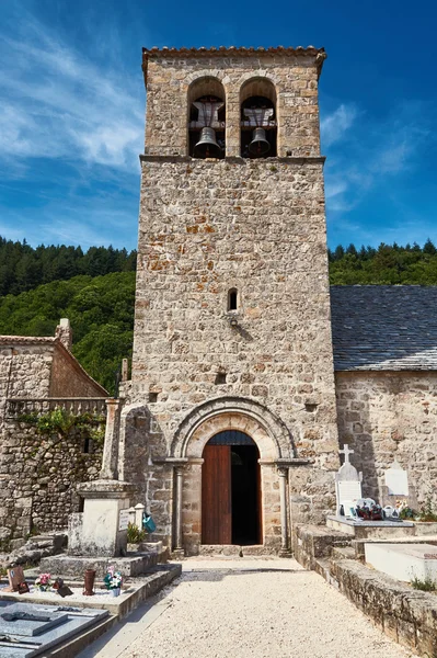 Cementerio y iglesia medieval de piedra —  Fotos de Stock