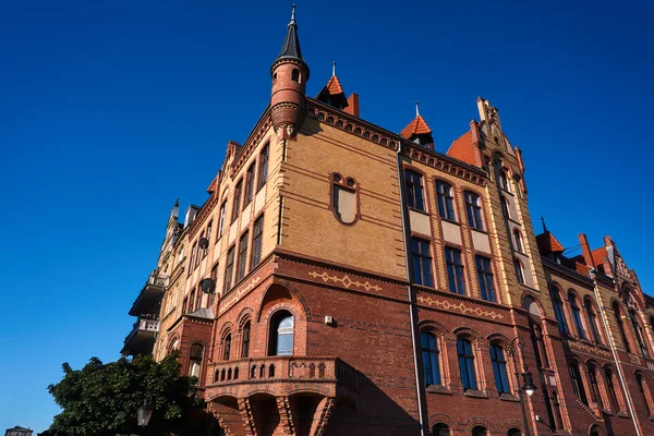 Die Fassade des roten Backsteingebäudes — Stockfoto