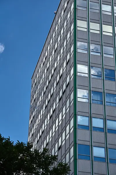 A fachada dos edifícios de escritórios modernos — Fotografia de Stock