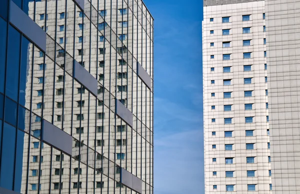 Reflexion des Gebäudes in Glasfassade — Stockfoto