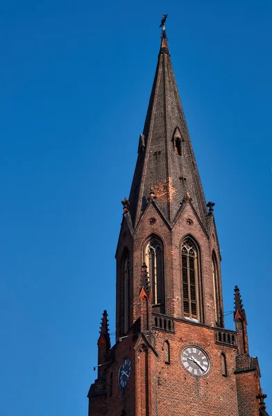 Tour d'église gothique avec horloge — Photo