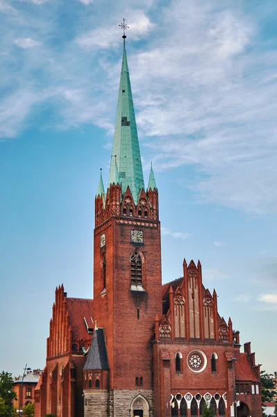 Башня неоготической церкви — стоковое фото