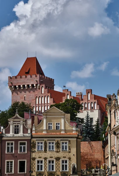 Townhouses in the Old Market Square and the tower of the Royal Castle — Stock Photo, Image