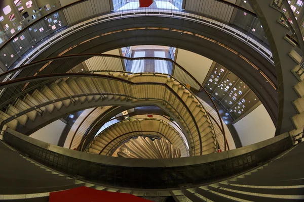 Escalier en colimaçon dans un centre commercial — Photo