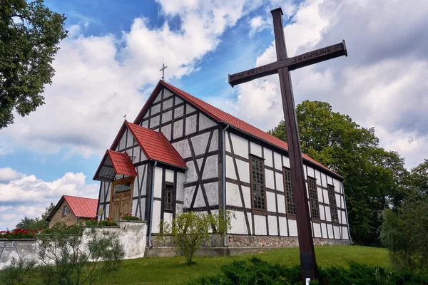 Kruis en vakwerk land kerk — Stockfoto