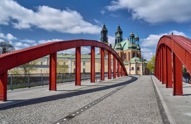 Nehir Warta ve katedral kule üzerinde çelik köprü