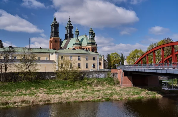 Urban landscape with river Warta and the cathedral towers — Stock Photo, Image