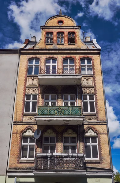 Fachada Art Nouveau del edificio con balcones —  Fotos de Stock