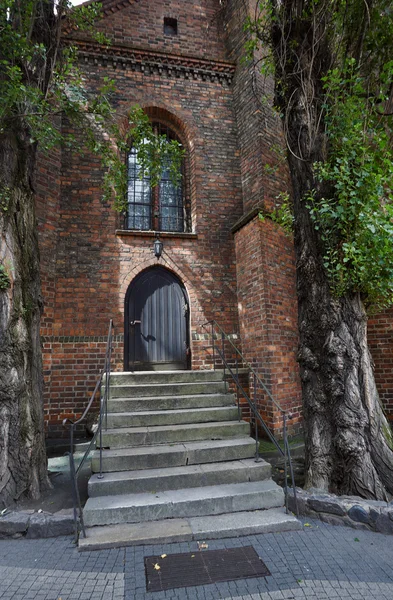 Деревянная дверь в готическую церковь — стоковое фото