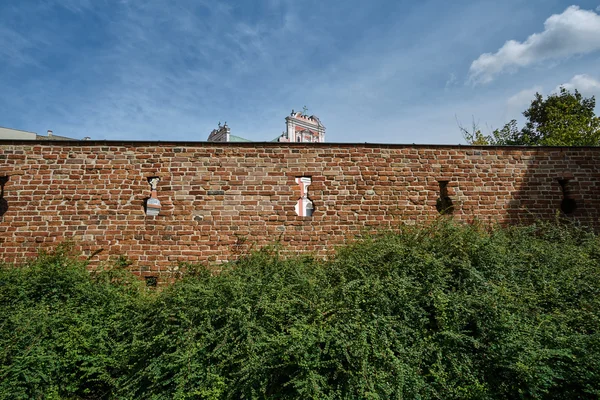 Iglesia católica barroca detrás de la muralla defensiva medieval —  Fotos de Stock