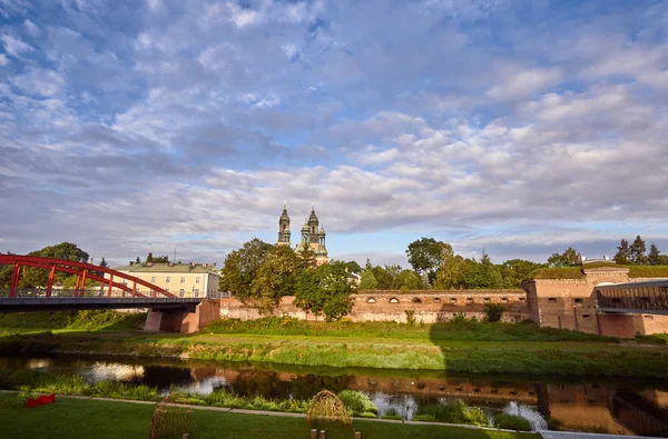 Nehir Warta ve katedral kule ile kentsel peyzaj — Stok fotoğraf