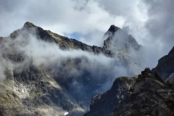 Die felsigen Gipfel der hohen Tatra — Stockfoto