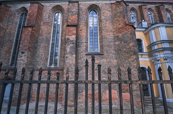 Metal çit ve Gotik kilise duvarına — Stok fotoğraf