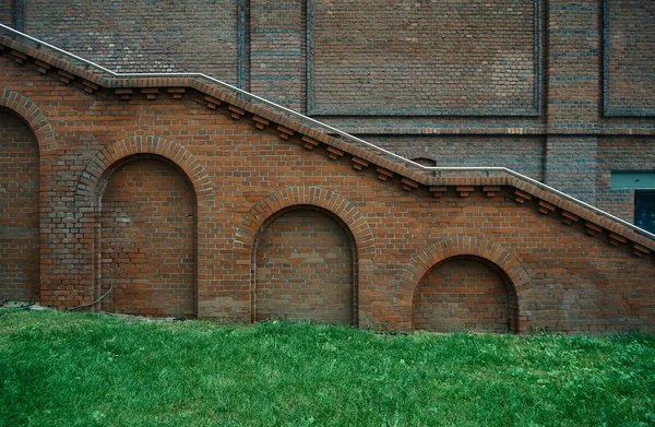 Parede edifício de tijolo vermelho com escadas — Fotografia de Stock