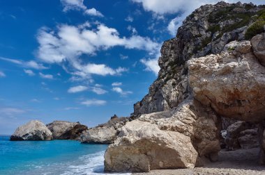 Yunan Adası üzerinde kayalık uçurum