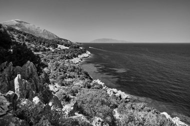 Yunanistan 'ın Kefalonia adasındaki İyon Denizi' nin kayalık kıyıları, tek renkli.