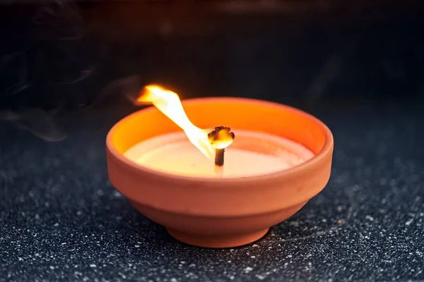 Uma Vela Acesa Uma Sepultura Cemitério Dia Todos Santos Polônia — Fotografia de Stock