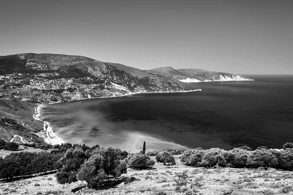 Costa Rochosa Praia Areia Ilha Kefalonia Grécia Monocromático — Fotografia de Stock