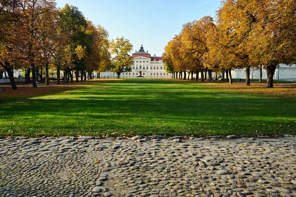 Вимощена Дорога Парк Фасад Барокового Палацу Восени Рогаліні — стокове фото