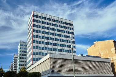 Poznan 'ın merkezinde cam ve alüminyumdan yapılmış modernist ofis binaları olan sokak.