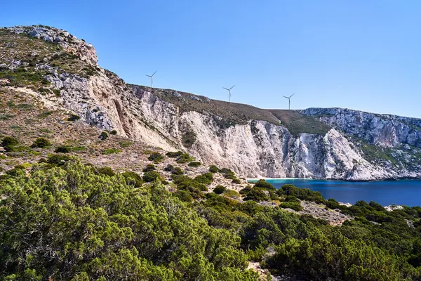 Skaliste Wybrzeże Wiatraki Wzgórzu Wyspie Kefalonia Grecji — Zdjęcie stockowe