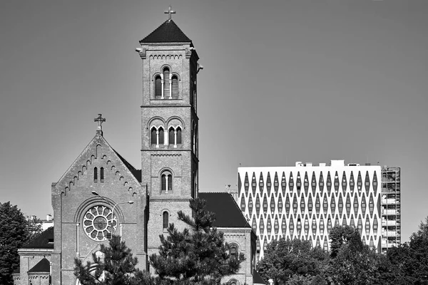 Historický Katolický Kostel Zvonicí Fasádou Moderní Kancelářské Budovy Poznani Monochromatický — Stock fotografie