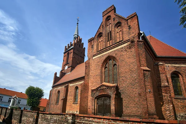 Historický Gotický Kostel Červených Cihel Zvonicí Vesnici Bledzew Polsku — Stock fotografie