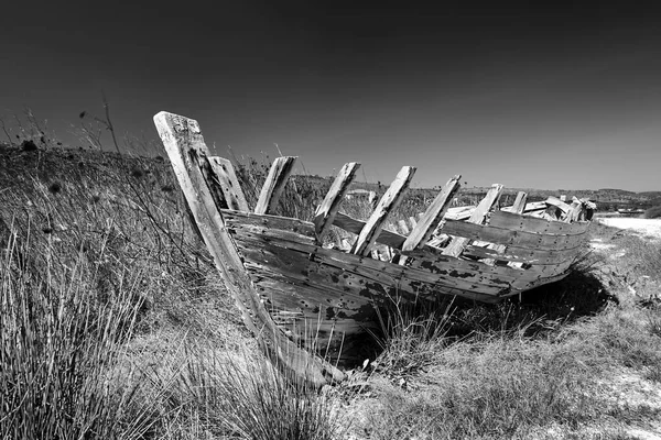 Skeleton Old Damaged Wooden Boat Seashore Island Kefalonia Greece Monochrome — Stock Photo, Image