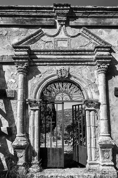 Puerta Iglesia Ortodoxa Destruida Agios Spyridon Isla Cefalonia Grecia Monocromo —  Fotos de Stock