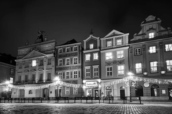 Rynek Zabytkowymi Kamienicami Dekoracjami Świątecznymi Poznaniu Monochromatyczny — Zdjęcie stockowe