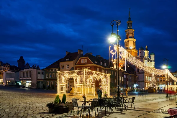 Történelmi Bérházak Reneszánsz Városháza Karácsonyi Díszítéssel Vásártéren Éjjel Poznában — Stock Fotó