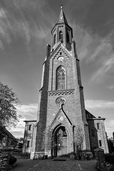 Uma Histórica Igreja Católica Neogótica Cidade Poznan Monocromática — Fotografia de Stock