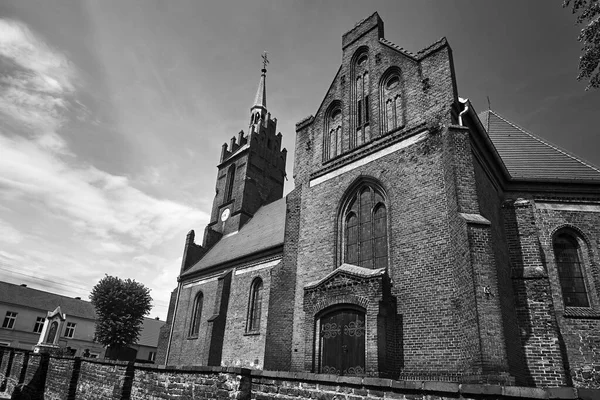 Histórico Iglesia Ladrillo Rojo Gótico Con Campanario Pueblo Bledzew Polonia —  Fotos de Stock