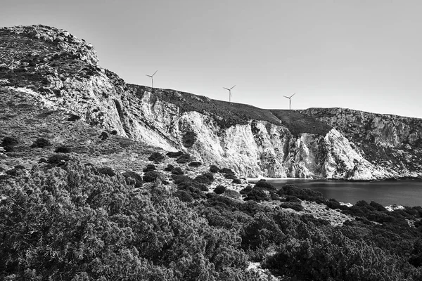 Skaliste Wybrzeże Wiatraki Wzgórzu Wyspie Kefalonia Grecji Monochromatyczne — Zdjęcie stockowe