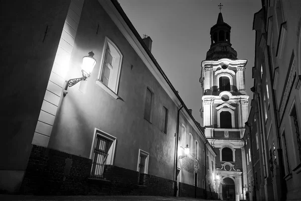 Rua Estreita Belfry Igreja Histórica Barroca Noite Poznan Monocromático — Fotografia de Stock