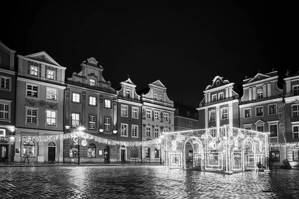 Rynek Zabytkowymi Kamienicami Dekoracjami Świątecznymi Poznaniu Monochromatycznymi — Zdjęcie stockowe