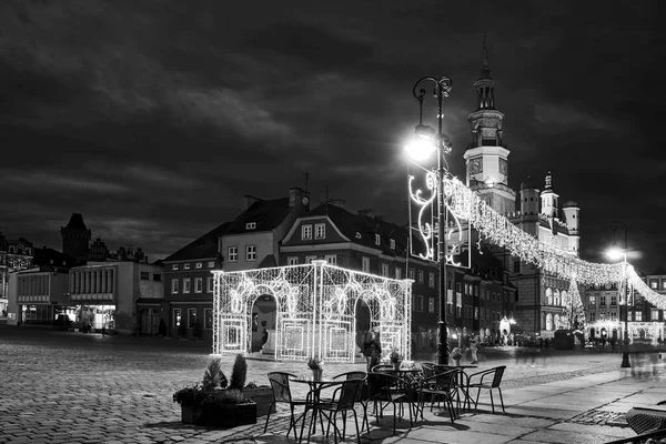 Történelmi Bérházak Reneszánsz Városháza Karácsonyi Díszítéssel Piactéren Éjjel Poznanban Monokróm — Stock Fotó