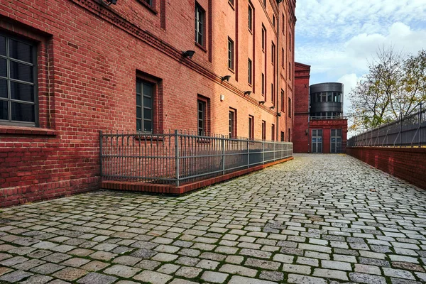 Verharde Straat Gerenoveerde Gebouwen Van Een Oude Brouwerij Stad Poznan — Stockfoto