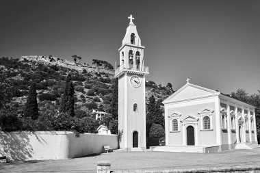 Yunanistan 'ın Kefalonya adasındaki bir tepede çan kulesi ve Venedik kalesi olan ortodoks kilisesi.
